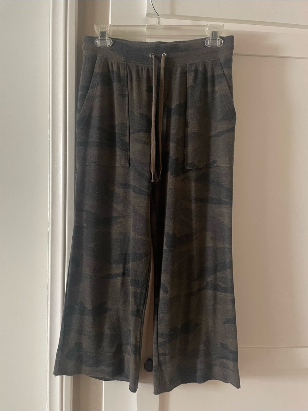 Splendid Supersoft Wide Leg Cropped Camo Pants Size XS